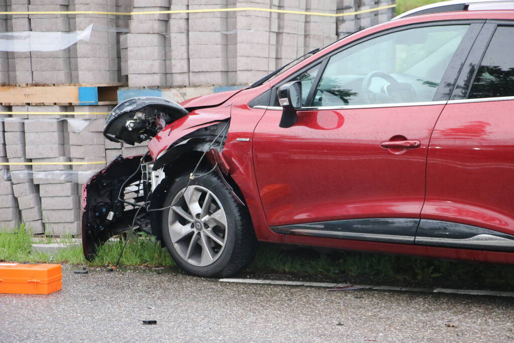 Auto over de kop bij botsing