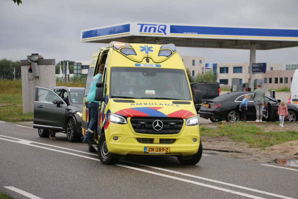 Auto over de kop bij botsing