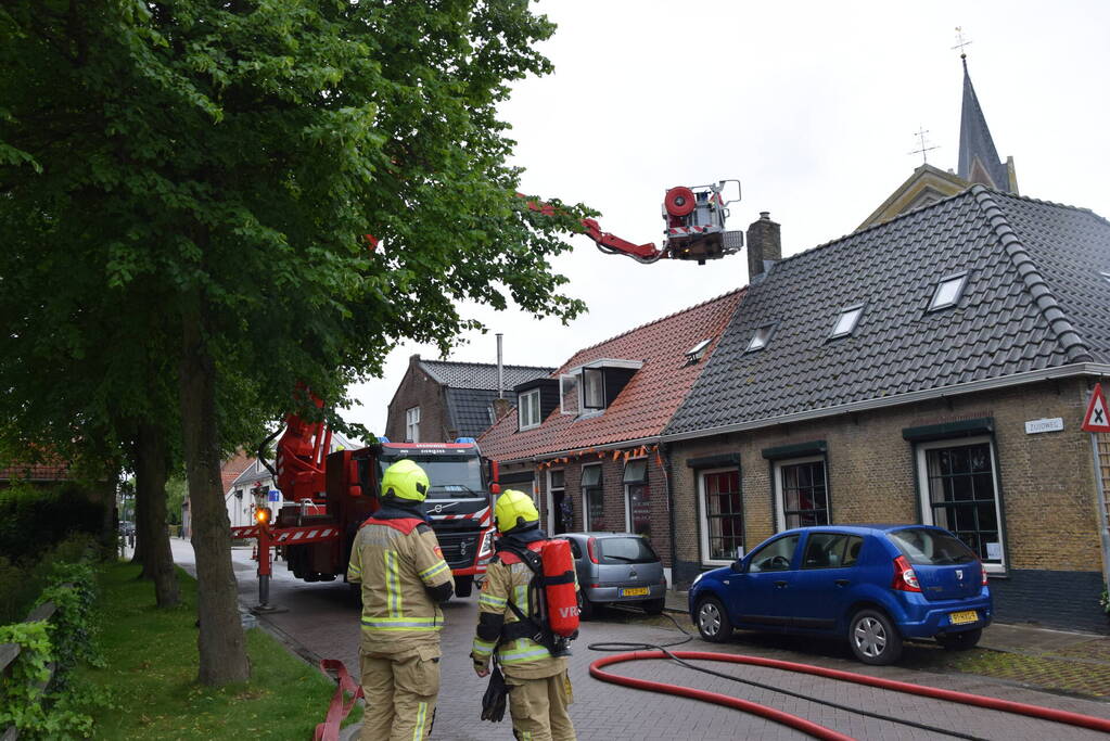 Brand in schoorsteen van woning