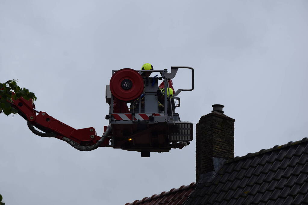 Brand in schoorsteen van woning