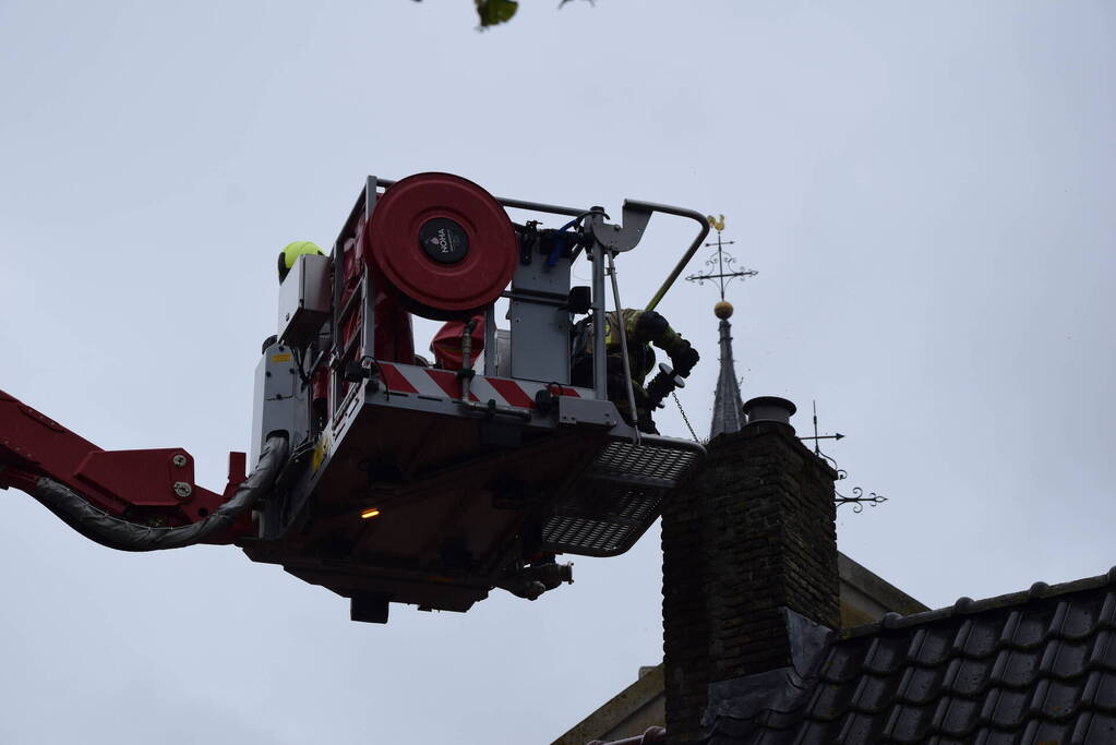 Brand in schoorsteen van woning