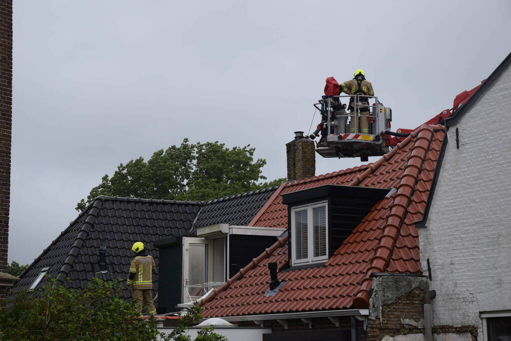 Brand in schoorsteen van woning