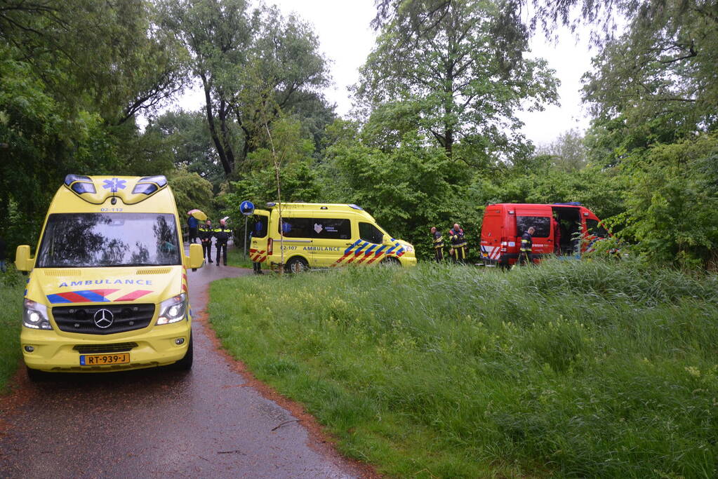 Omstanders redden persoon uit water