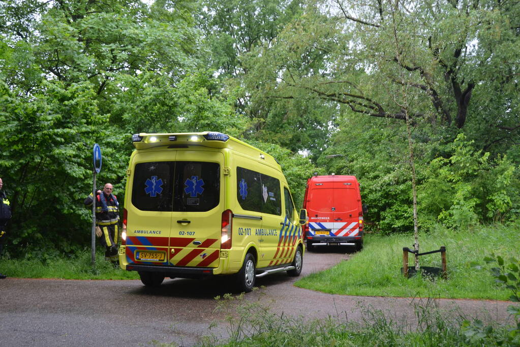 Omstanders redden persoon uit water