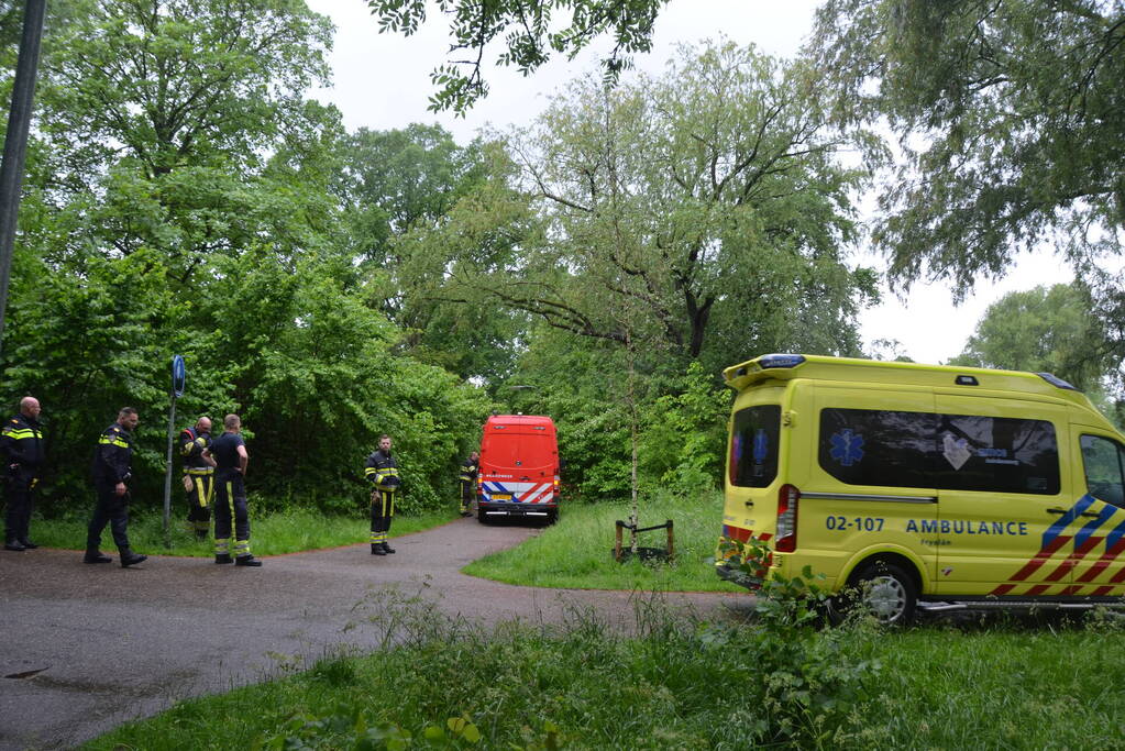 Omstanders redden persoon uit water