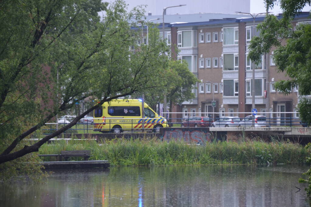 Omstanders redden persoon uit water
