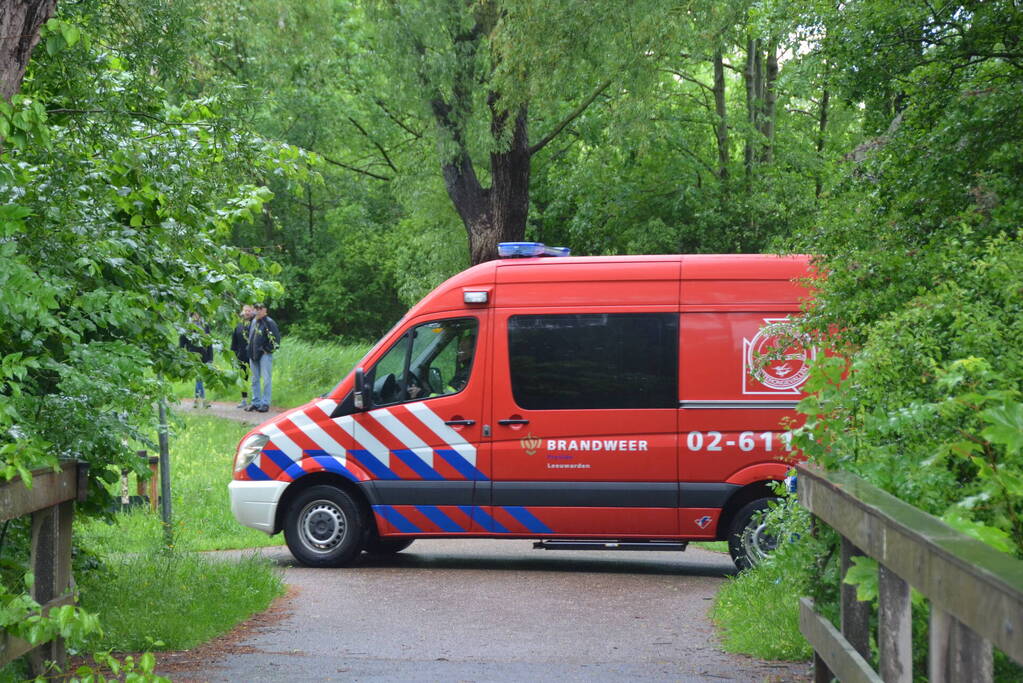 Omstanders redden persoon uit water