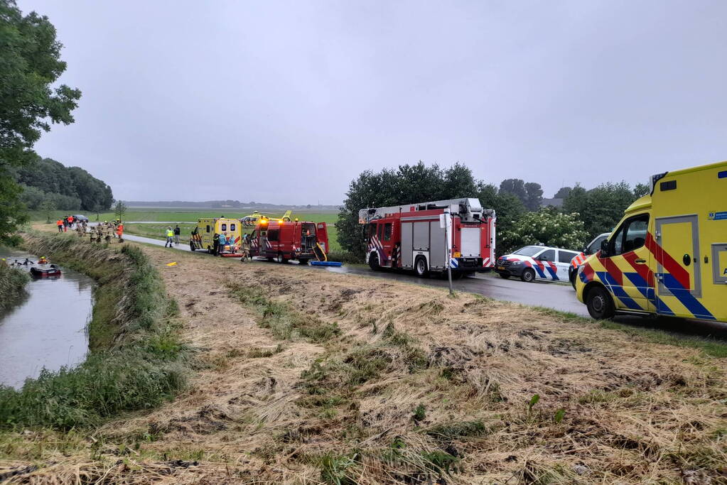 Auto belandt op zijn kop in een sloot