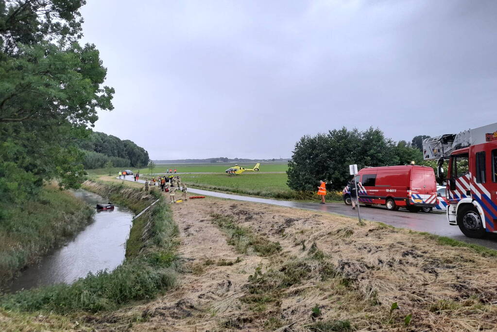 Auto belandt op zijn kop in een sloot
