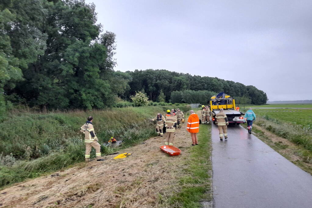 Auto belandt op zijn kop in een sloot