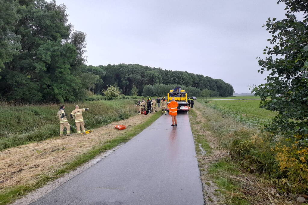 Auto belandt op zijn kop in een sloot