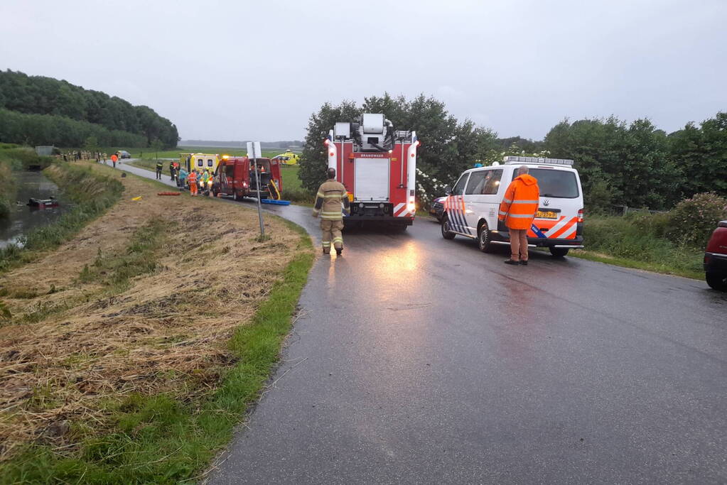 Auto belandt op zijn kop in een sloot