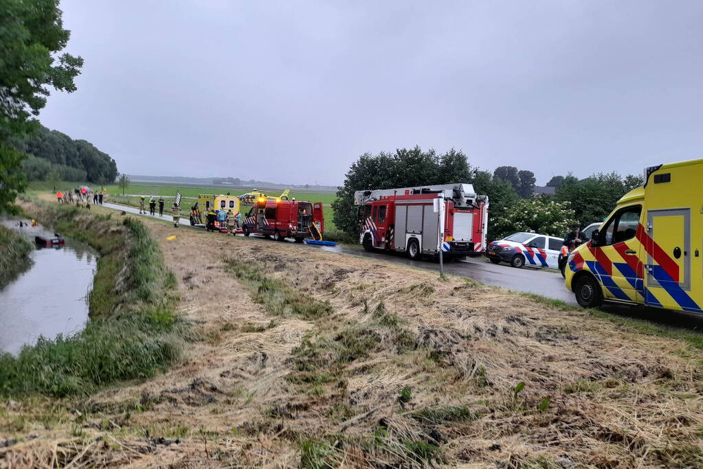 Auto belandt op zijn kop in een sloot