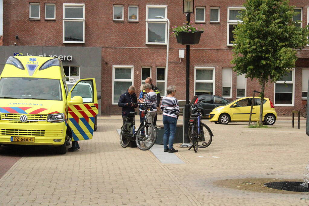 Fietsster aangereden door auto bij verlaten parkeerplaats