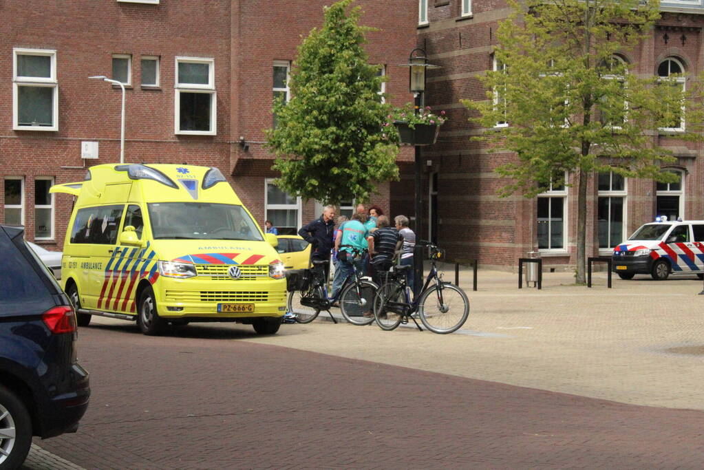 Fietsster aangereden door auto bij verlaten parkeerplaats