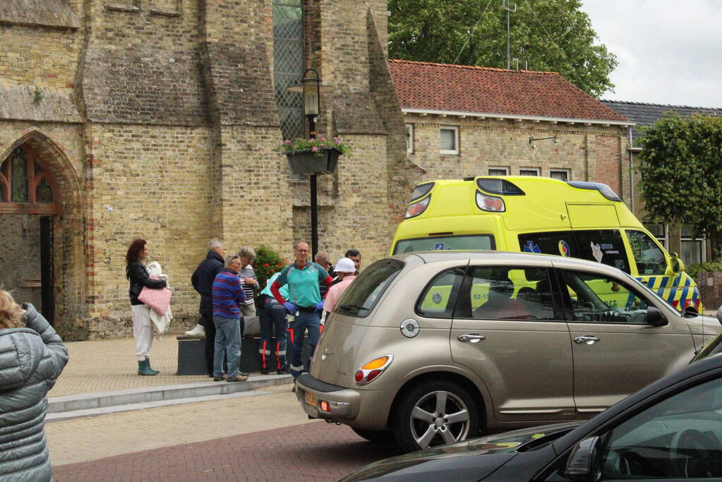 Fietsster aangereden door auto bij verlaten parkeerplaats