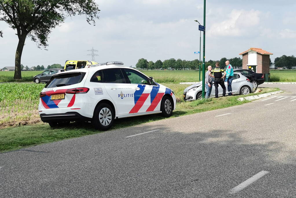 Auto's botsen op beruchte kruising