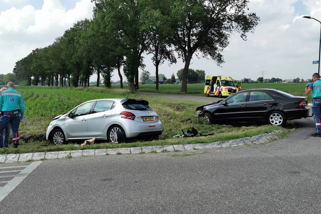 Auto's botsen op beruchte kruising