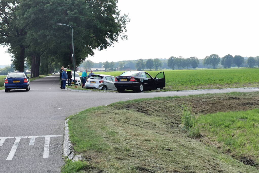 Auto's botsen op beruchte kruising