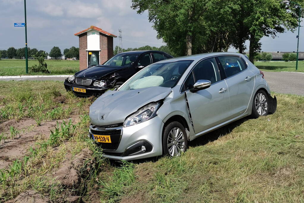 Auto's botsen op beruchte kruising