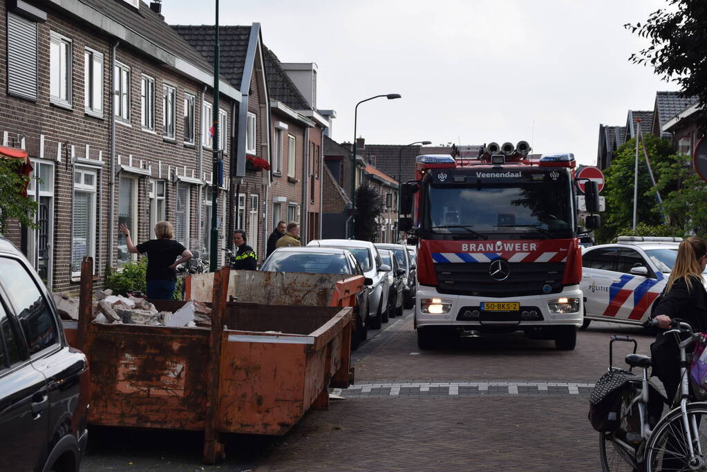 Bewoner blust brand in keuken