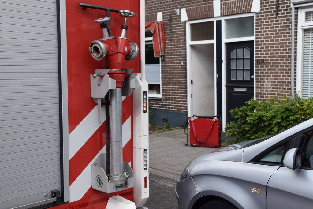Bewoner blust brand in keuken