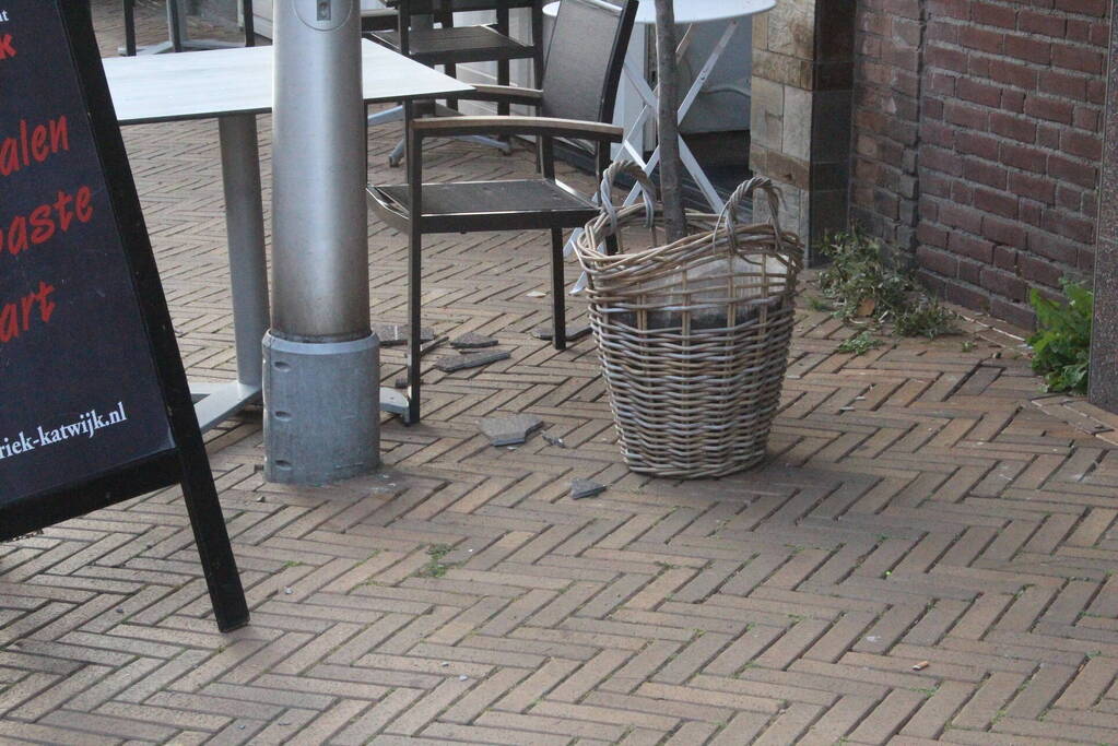 Tegels van gevel vallen naar beneden