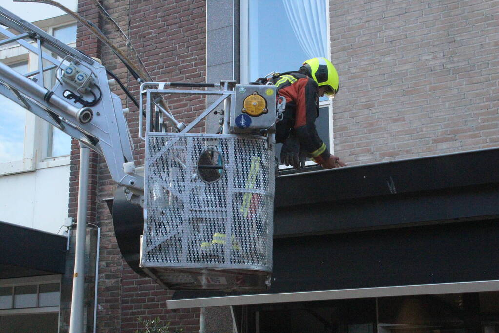 Tegels van gevel vallen naar beneden