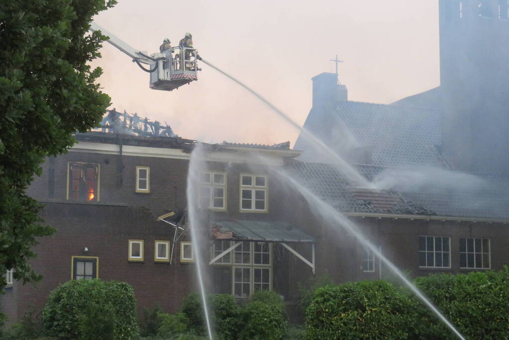 Grote uitslaande brand verwoest voormalige pastorie