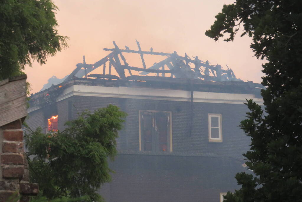 Grote uitslaande brand verwoest voormalige pastorie
