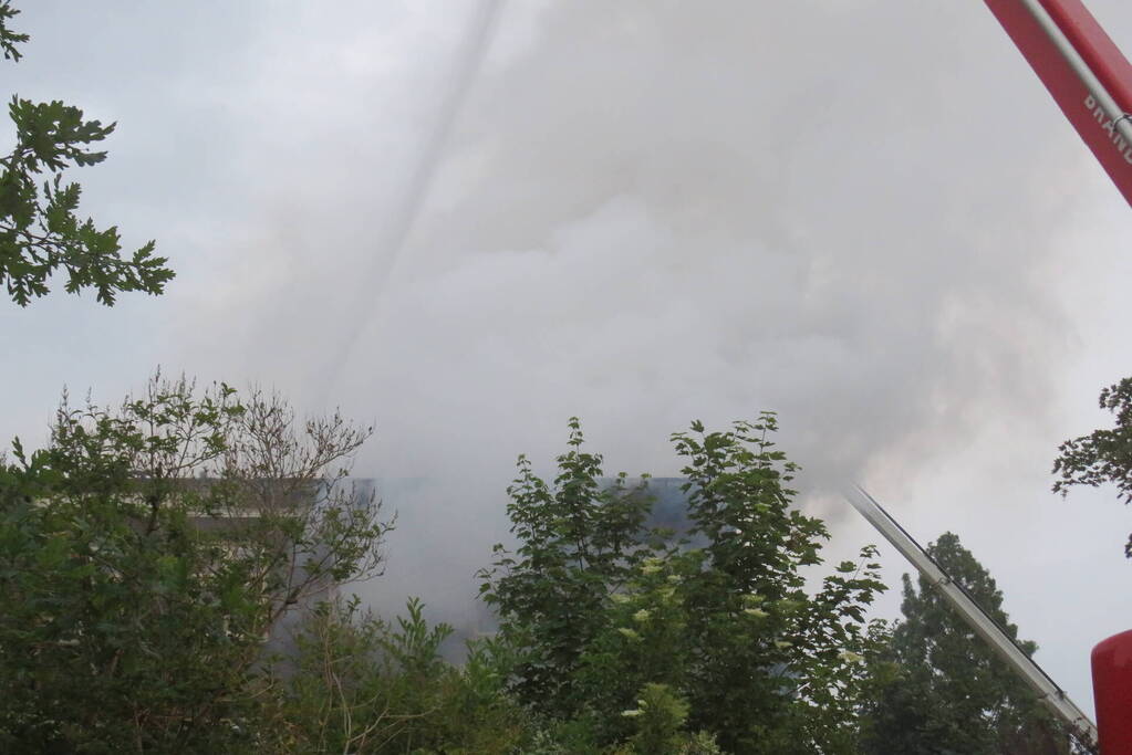 Grote uitslaande brand verwoest voormalige pastorie