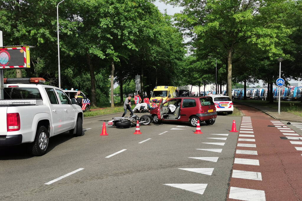 Motorrijder gewond bij botsing met auto