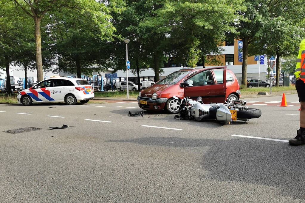 Motorrijder gewond bij botsing met auto