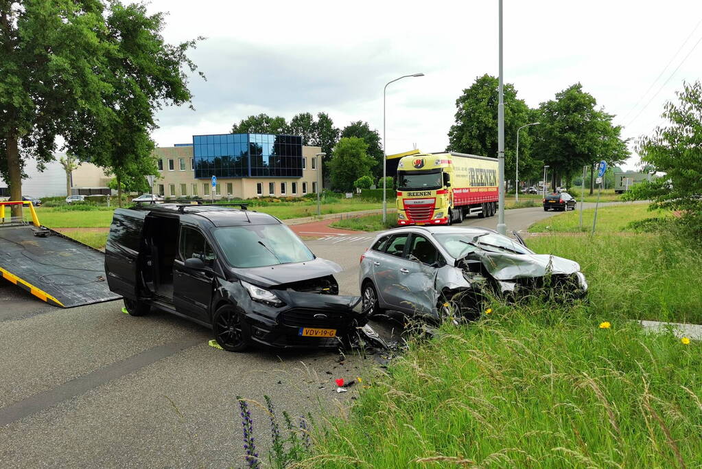 Bestelbus en personenwagen botsen op kruising