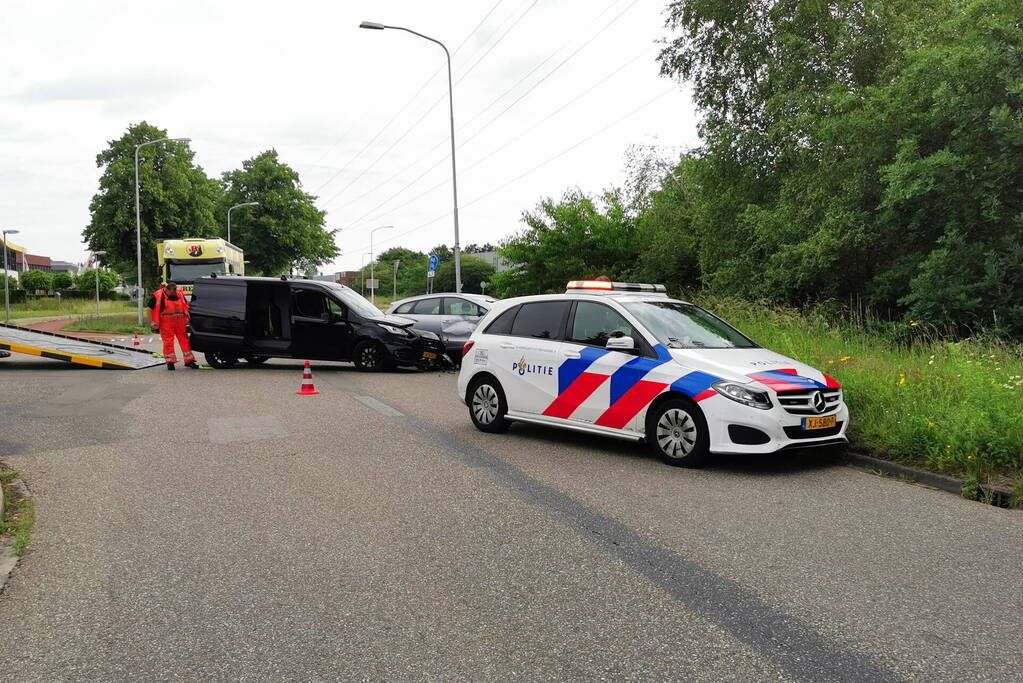 Bestelbus en personenwagen botsen op kruising