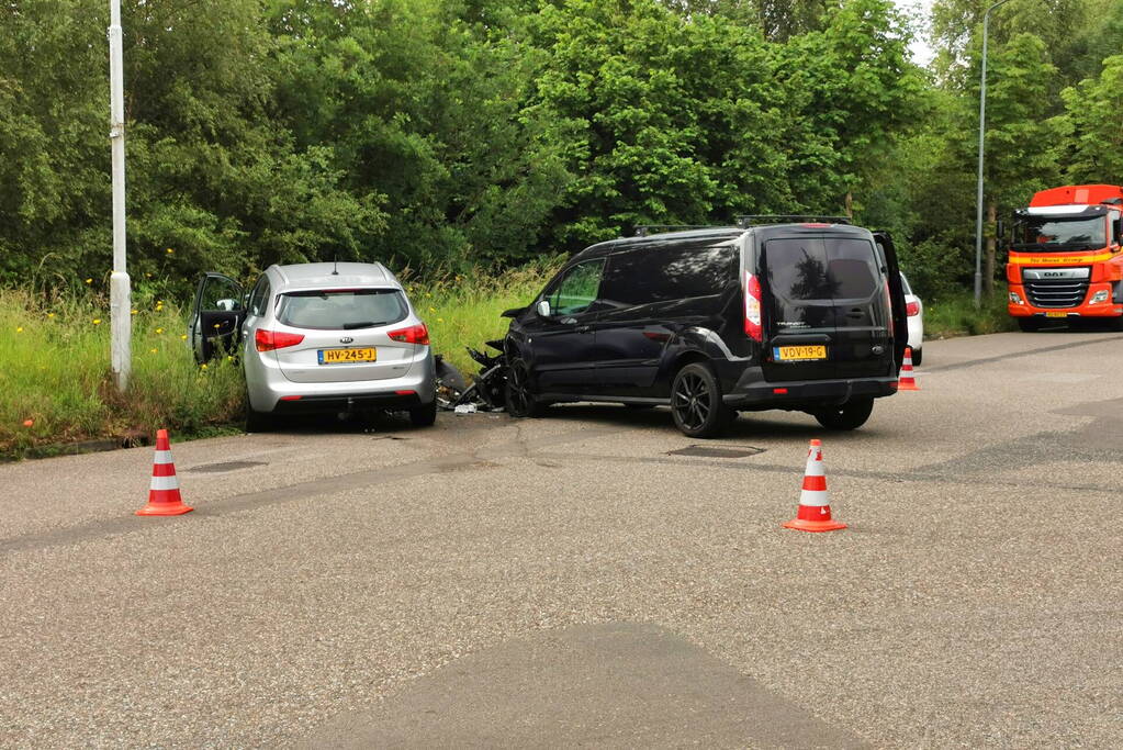 Bestelbus en personenwagen botsen op kruising