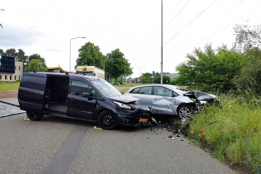 Bestelbus en personenwagen botsen op kruising