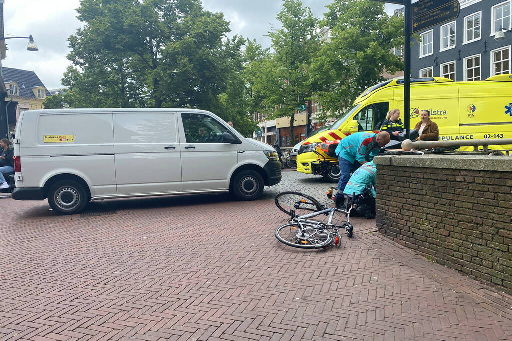 Fietser loopt botbreuken op bij aanrijding