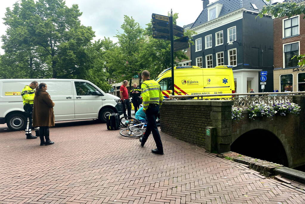 Fietser loopt botbreuken op bij aanrijding