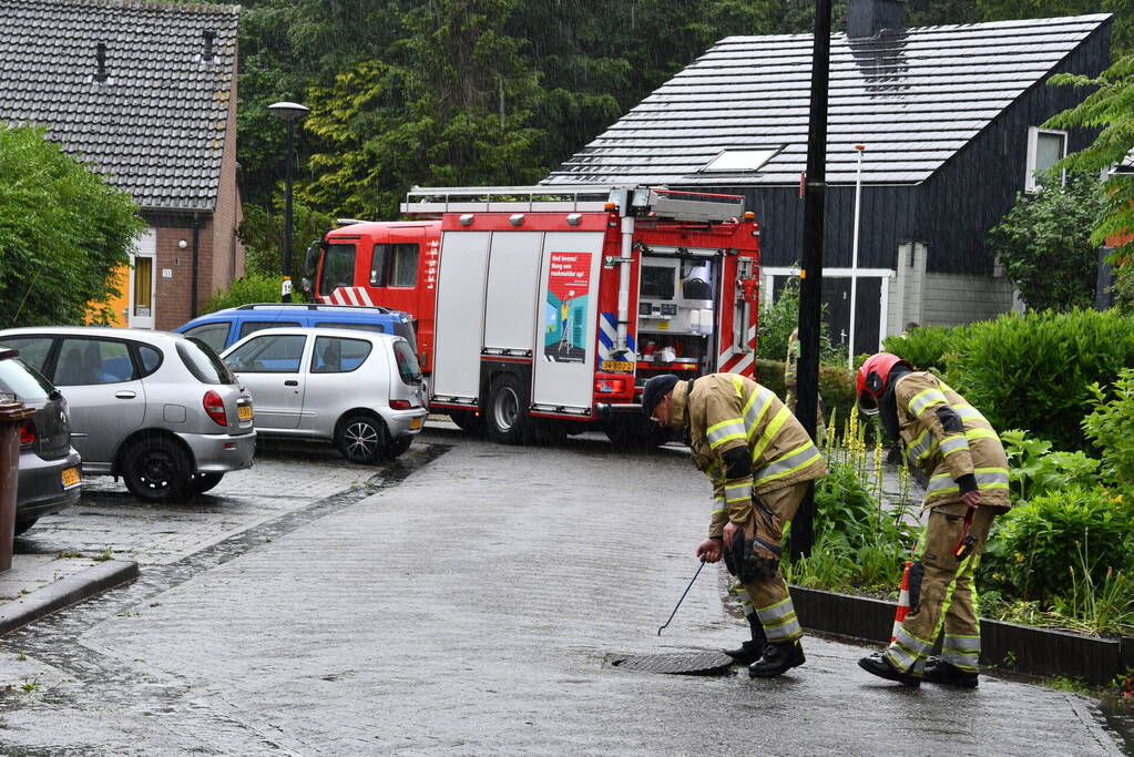 Brandweer doet onderzoek naar vreemde lucht in riool