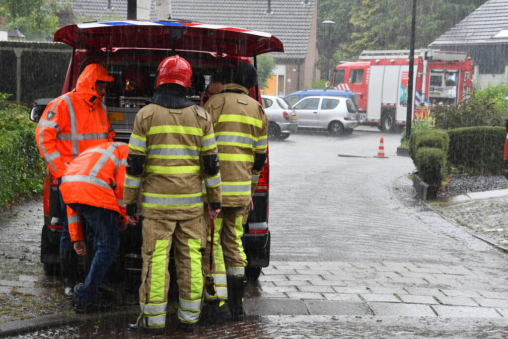 Brandweer doet onderzoek naar vreemde lucht in riool