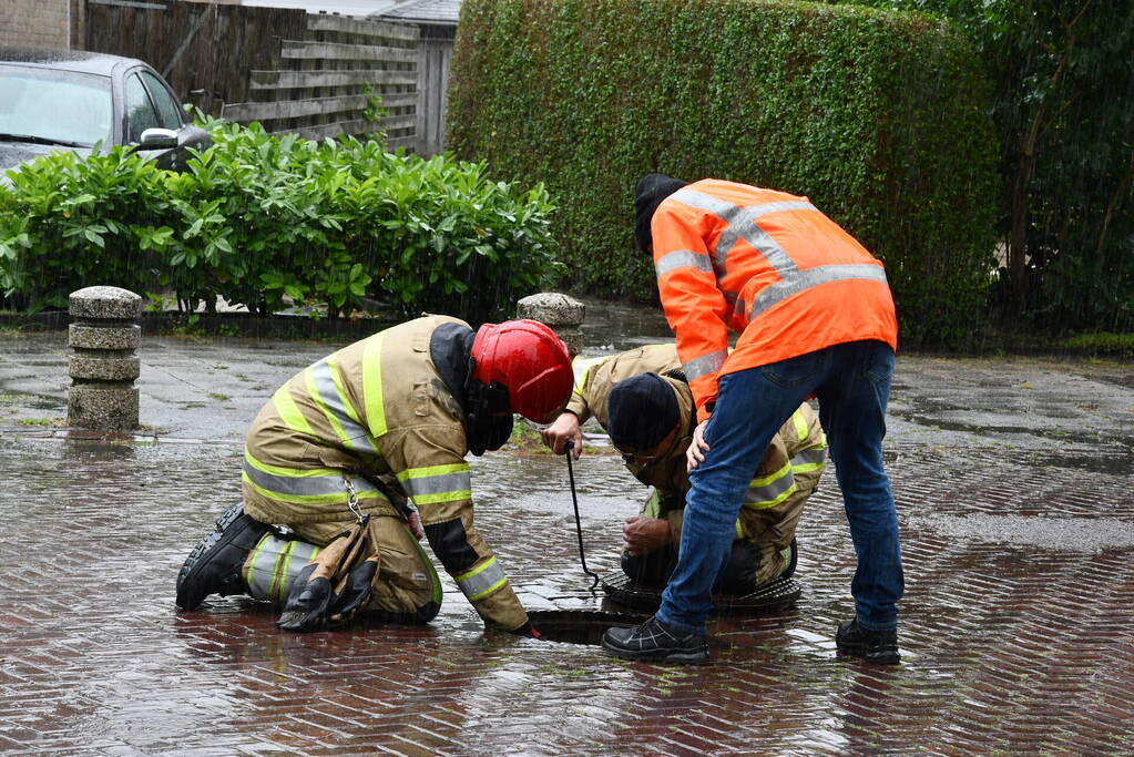 Brandweer doet onderzoek naar vreemde lucht in riool