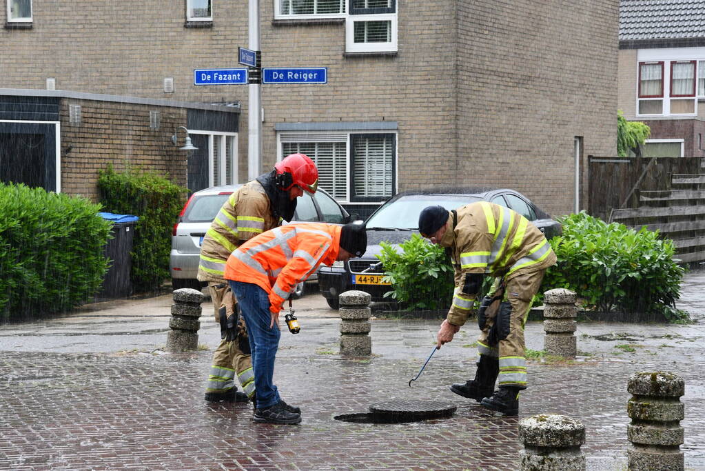 Brandweer doet onderzoek naar vreemde lucht in riool