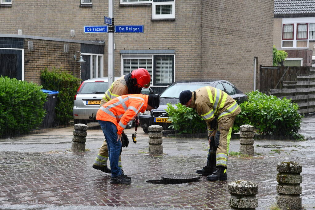 Brandweer doet onderzoek naar vreemde lucht in riool
