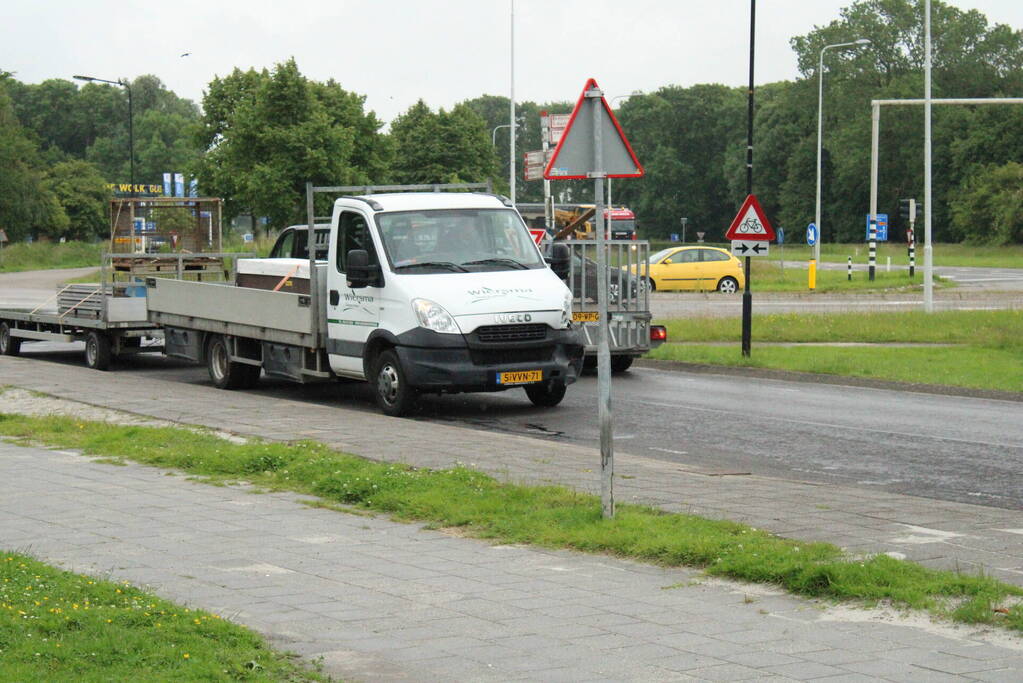 Twee bedrijfswagens komen in botsing met elkaar