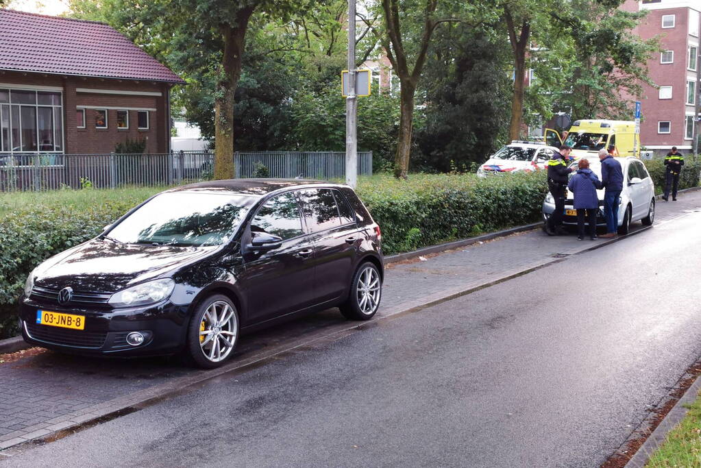 Twee auto's botsen op kruising