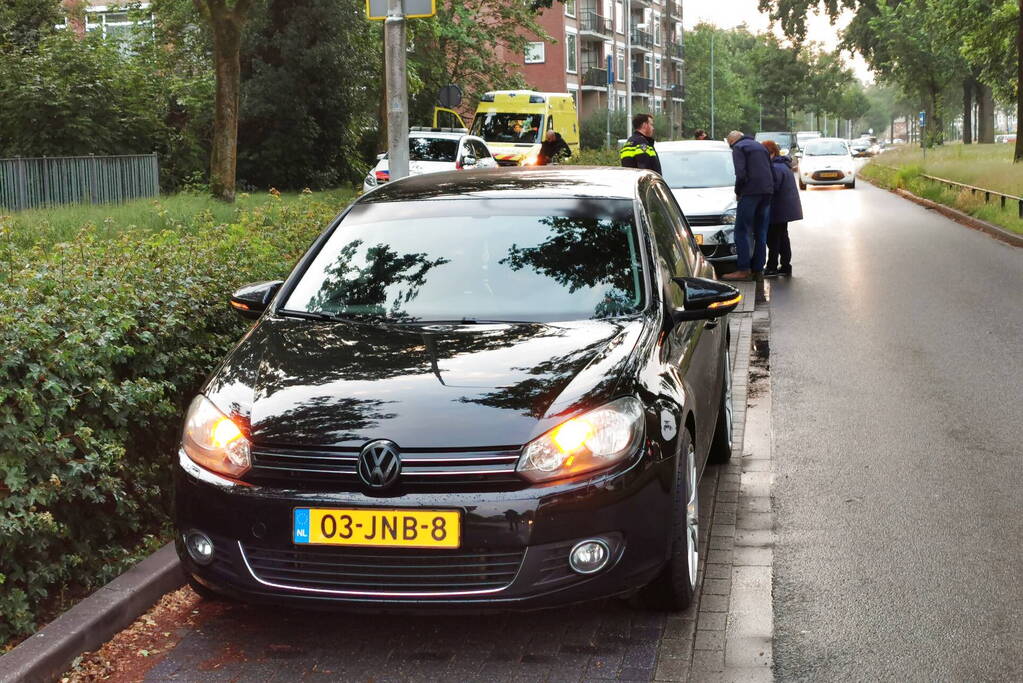 Twee auto's botsen op kruising