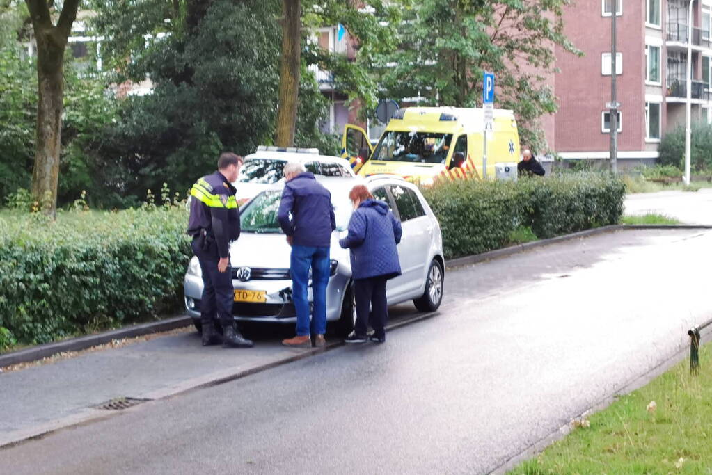 Twee auto's botsen op kruising