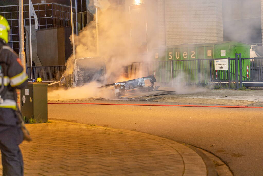 Bakwagen brandt volledig uit op bedrijventerrein Waarderpolder
