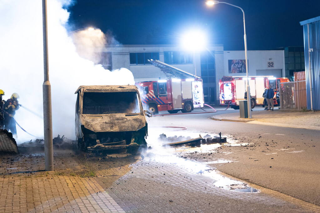 Bakwagen brandt volledig uit op bedrijventerrein Waarderpolder